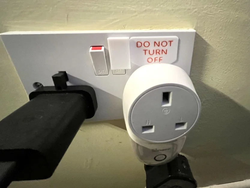 Nắp bảo vệ công tắc ổ cắm chuẩn UK - Tránh tắt nguồn nhầm - Image 1