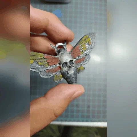 Móc khóa bướm đầu lâu DEATHS- HEAD HAWKMOTH KEYCHAIN - Image 1