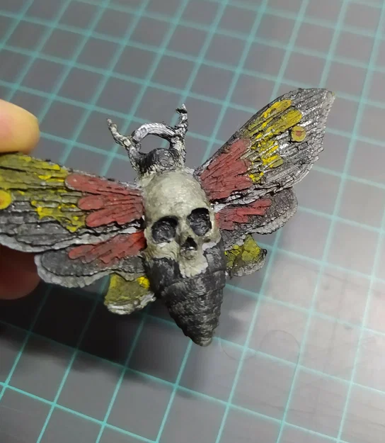 Móc khóa bướm đầu lâu DEATHS- HEAD HAWKMOTH KEYCHAIN - Image 3