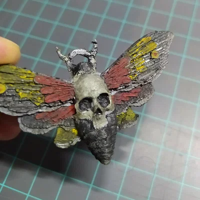 Móc khóa bướm đầu lâu DEATHS- HEAD HAWKMOTH KEYCHAIN