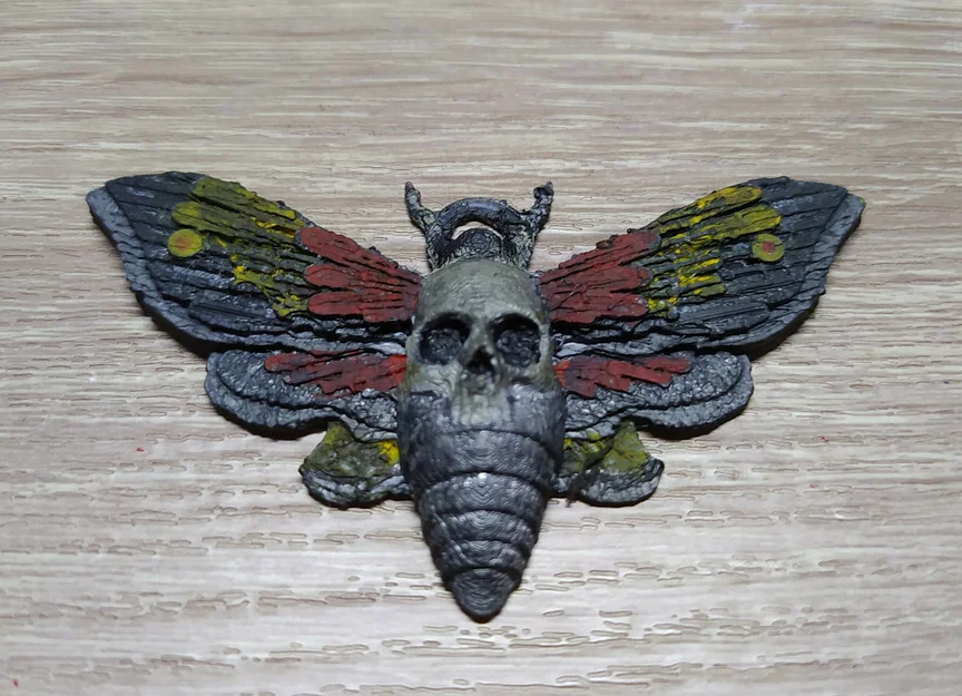 Móc khóa bướm đầu lâu DEATHS- HEAD HAWKMOTH KEYCHAIN - Image 4
