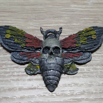 Móc khóa bướm đầu lâu DEATHS- HEAD HAWKMOTH KEYCHAIN
