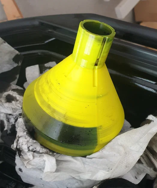 Phễu rót cho chai dầu động cơ (Trichter Oelflasche funnel engine oil bottle) - Image 1