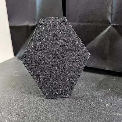 Giá đỡ dây chuyền để bàn nhỏ gọn, dễ in 3D
