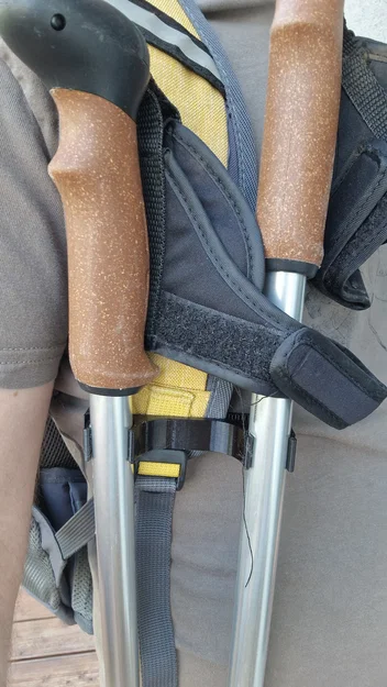 Kẹp gắn trekking pole lên dây đeo vai balo - Image 2