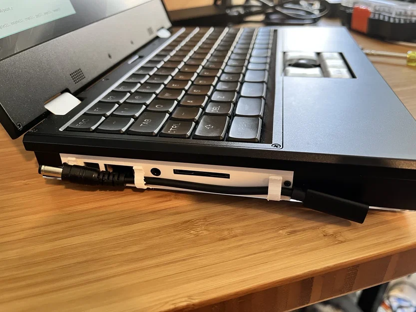 Phụ kiện kẹp giữ dây cáp gọn gàng cho laptop MNT Reform - Image 1