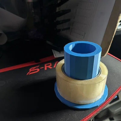 Giá đỡ cuộn băng keo (Duct tape holder) in 3D tiện lợi cho bàn làm việc