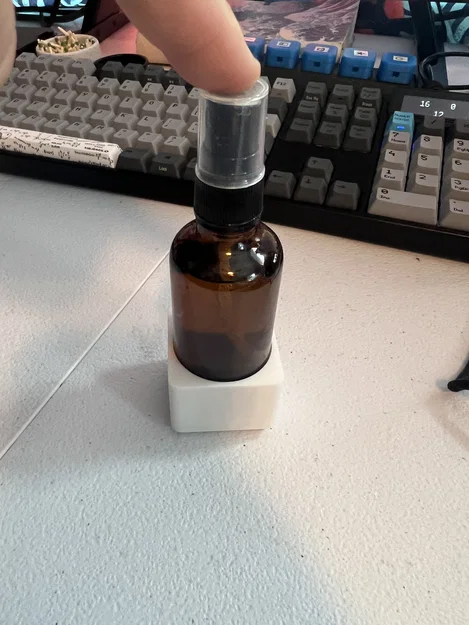 Đế giữ chai xịt 2oz (Gridfinity 1x1x3) - Giải pháp sắp xếp bàn làm việc - Image 1