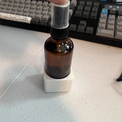 Đế giữ chai xịt 2oz (Gridfinity 1x1x3) - Giải pháp sắp xếp bàn làm việc