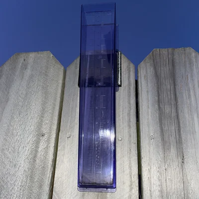 Giá treo ống đo mưa (Rain Gauge Holder) bền bỉ cho sân vườn