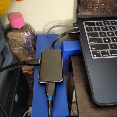 Giá đỡ Hub USB gắn cạnh bàn thông minh - Giải pháp bàn làm việc gọn gàng