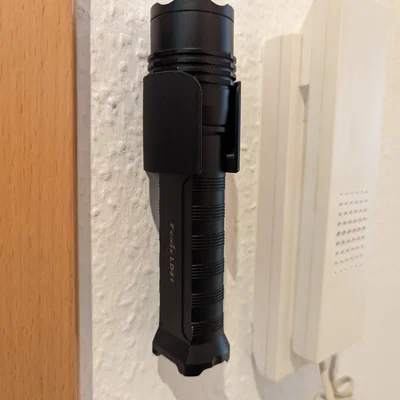 Giá treo tường tiện dụng cho đèn pin Fenix LD41 - File in 3D