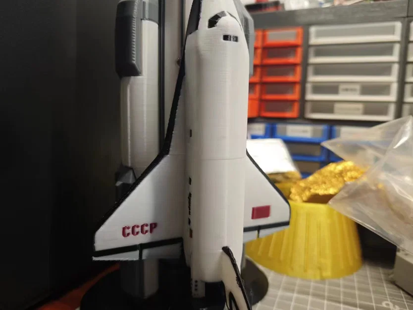 Mô hình tàu vũ trụ Buran với huy hiệu CCCP và quốc kỳ cực đẹp - Image 1
