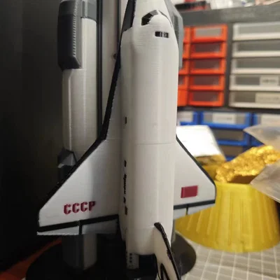 Mô hình tàu vũ trụ Buran với huy hiệu CCCP và quốc kỳ cực đẹp
