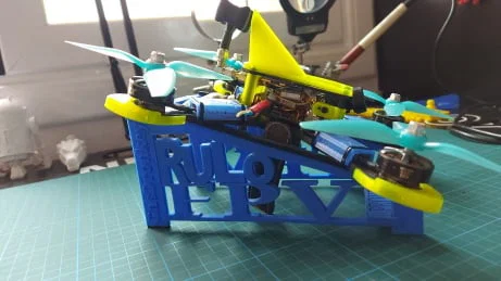 PARTE DERECHA e IZQUIERDA – Giá đỡ/kệ trưng bày cho drone 210mm - Image 1