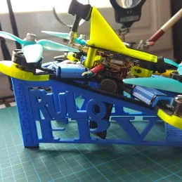 PARTE DERECHA e IZQUIERDA – Giá đỡ/kệ trưng bày cho drone 210mm
