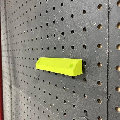 Ngàm treo pegboard cho chổi khoan Ryobi (Ryobi Drill Brush Pegboard Mount)