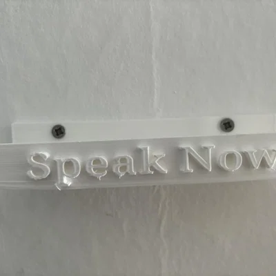Kệ treo tường trưng bày đĩa CD Speak Now cho fan Taylor Swift