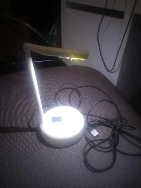 Đèn có pin (Lampka z baterią) - Image 1