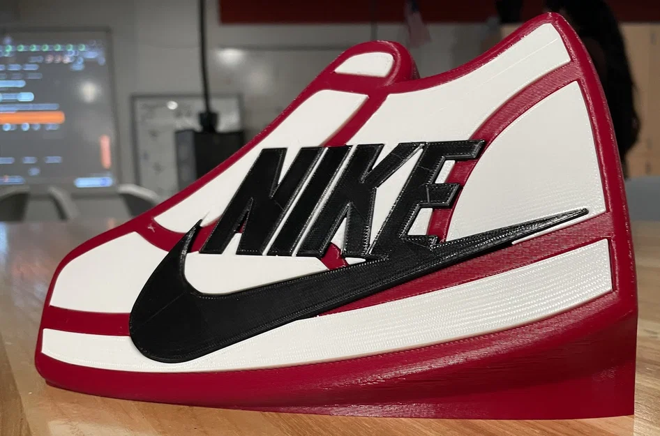 Logo Nike trên kệ giày (BẮT BUỘC scale xuống) – Nike Logo on Shoe Stand - Image 1