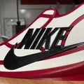 Logo Nike trên kệ giày (BẮT BUỘC scale xuống) – Nike Logo on Shoe Stand - Thumbnail 1