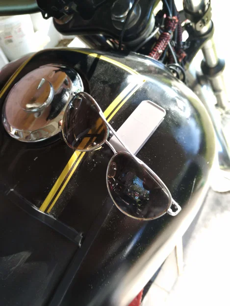 Kẹp kính mát nam châm (Magnetic sunglasses clip) - Image 1