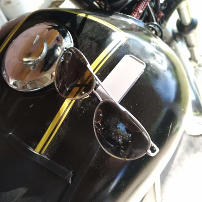 Kẹp kính mát nam châm (Magnetic sunglasses clip)