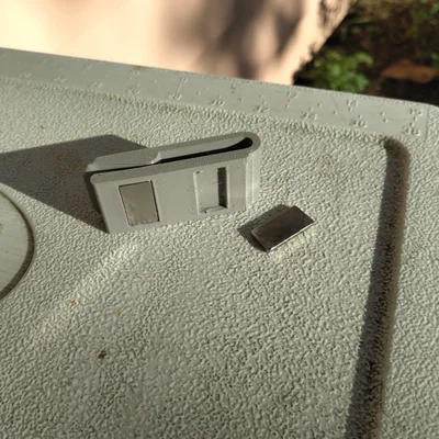 Kẹp kính mát nam châm (Magnetic sunglasses clip)