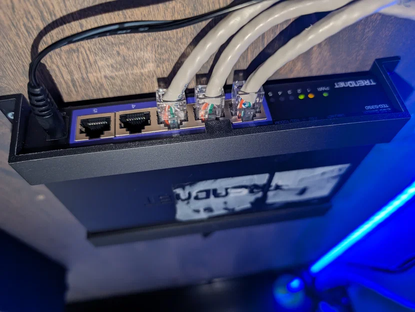 Ngàm gắn tường cho TRENDnet 5-Port 2.5G Gaming Switch gọn gàng - Image 1