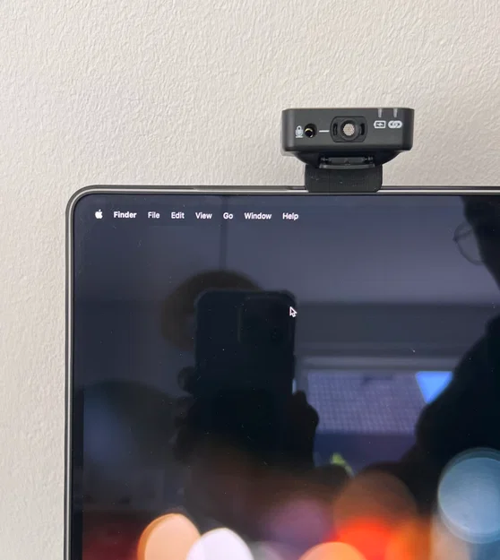Ngàm gắn micro Rode Wireless GO lên Macbook tiện lợi - Image 1