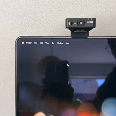 Ngàm gắn micro Rode Wireless GO lên Macbook tiện lợi