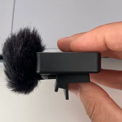 Ngàm gắn micro Rode Wireless GO lên Macbook tiện lợi