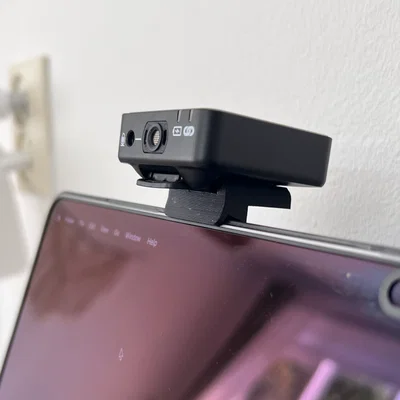 Ngàm gắn micro Rode Wireless GO lên Macbook tiện lợi