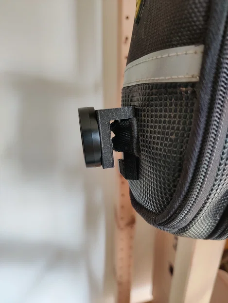 Ngàm gắn đèn Garmin Varia lên túi yên xe đạp (Garmin Varia Saddlebag Adapter) - Image 4