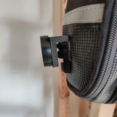 Ngàm gắn đèn Garmin Varia lên túi yên xe đạp (Garmin Varia Saddlebag Adapter)