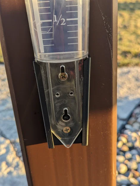 Giá gắn thước đo mưa phóng đại AcuRite (AcuRite Magnifying Rain Gauge Mount) - Image 1