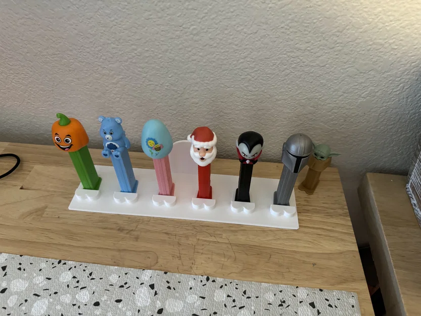 Giá treo và kệ trưng bày bộ sưu tập kẹo Pez (6 vị trí) - Image 1
