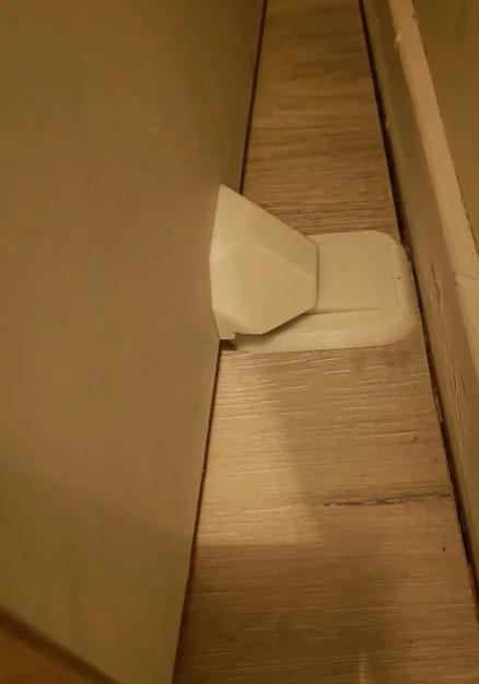 Chặn cửa / chốt cửa nam châm (Magnetic doorstopper / latch) - Image 1