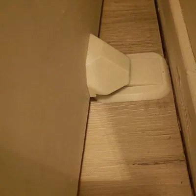 Chặn cửa / chốt cửa nam châm (Magnetic doorstopper / latch)