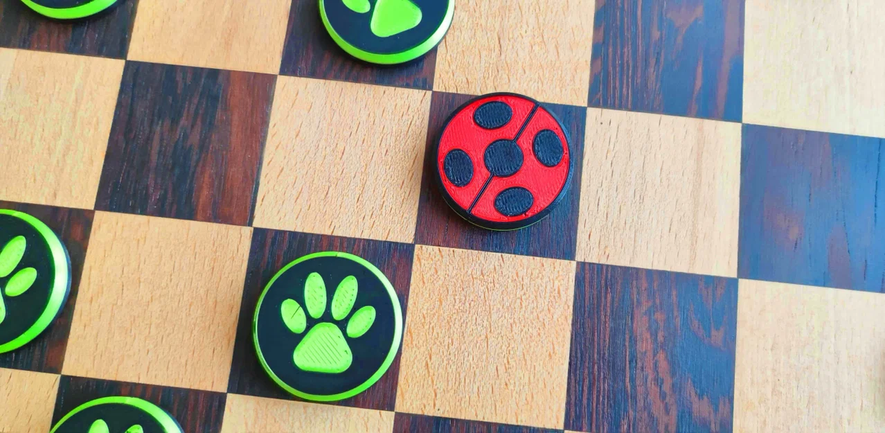 Bộ cờ đam Miraculous Ladybug & Cat Noir (MMU) - Image 1