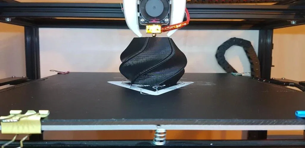 Mẫu bình hoa 3D xoắn ốc nghệ thuật tự thiết kế với Fusion 360 - Image 1
