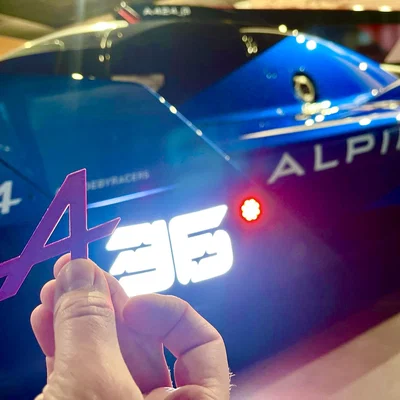 Mô hình logo Alpine (Alpine Logo) trang trí cực chất cho tín đồ xe đua