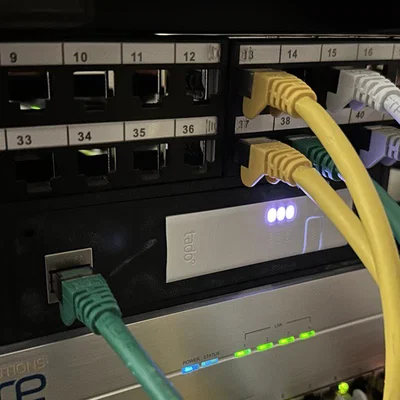 Khay gắn Tado Internet Bridge cho tủ rack 1U gọn gàng