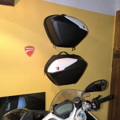 Giá treo tường cho thùng hông (suitcase) xe Ducati 939 SuperSport