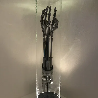 Đèn bàn DIY cánh tay Terminator kích thước thật