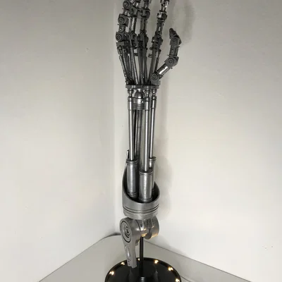 Đèn bàn DIY cánh tay Terminator kích thước thật