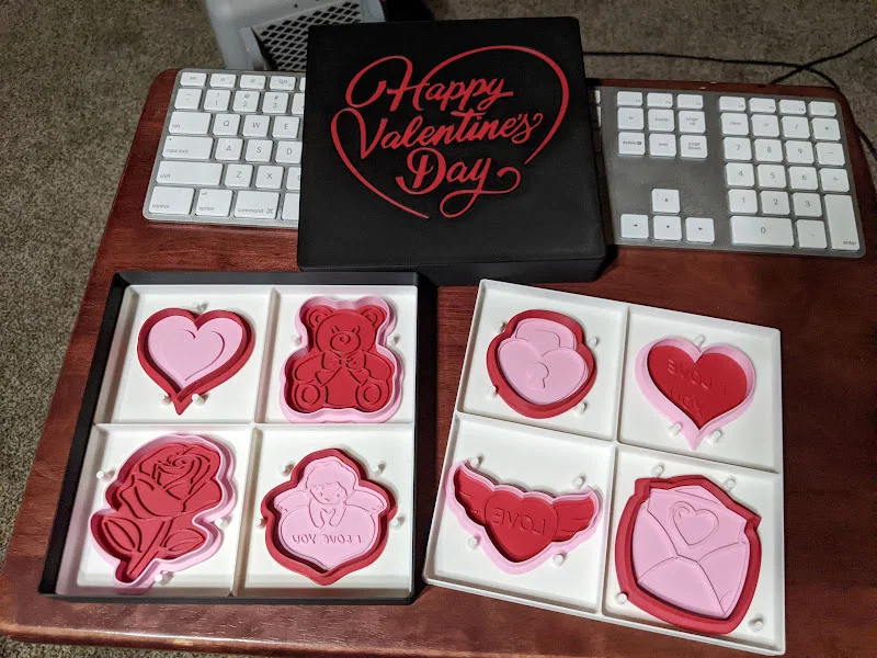 Hộp kèm khay đựng cho 8 khuôn cắt cookie Valentine - Image 1