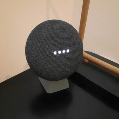Giá dựng Nest Mini (Thế hệ 2) đặt đứng trên bàn