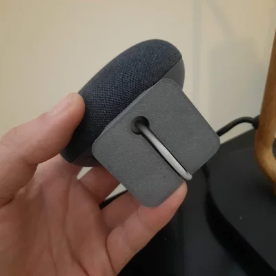 Giá dựng Nest Mini (Thế hệ 2) đặt đứng trên bàn