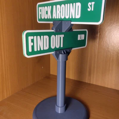Bảng hiệu đường phố “Funk Around and Find Out”
